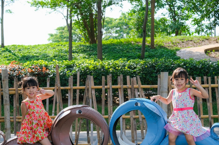 可爱的小女孩有有趣的的户外操场上年轻的亚洲姐妹玩在一起学校幼儿园健康的夏天活动为孩子们