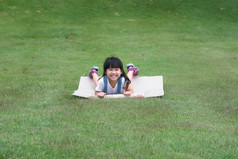 微笑小女孩谎言倾向纸板盒子滑动下来山植物花园的著名的户外学习中心美卫生部我的公园lampang泰国快乐童年概念