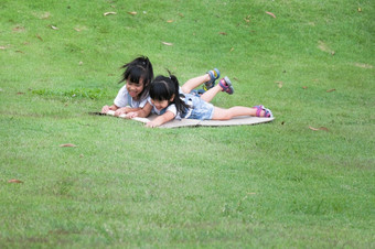 两个微笑小姐妹谎言倾向纸板盒子滑动下来的山的植物花园的著名的户外<strong>学习中心</strong>美卫生部我的公园lampang泰国快乐童年浓缩的