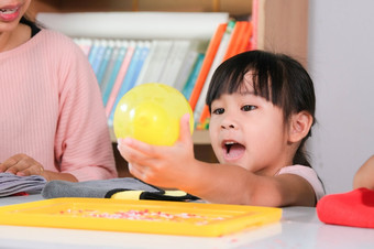 小<strong>女孩学习</strong>和做静电科学实验与气球的<strong>教室</strong>容易和有趣的科学实验为孩子们首页