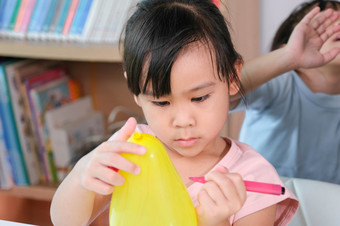 小女孩学习和做静电科学实验与气球的教室容易和有趣的科学实验为孩子们首页
