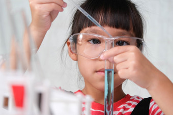孩子们是学习和做科学<strong>实验</strong>的教室<strong>小</strong>女孩玩科学<strong>实验</strong>为首页学校教育容易和有趣的科学<strong>实验</strong>为孩子们首页