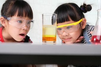 孩子们是学习和做<strong>科学</strong>实验的教室两个小姐妹玩<strong>科学</strong>实验为首页学校教育容易和有趣的<strong>科学</strong>实验为孩子们首页