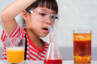 孩子们是<strong>学习</strong>和做科学实验的<strong>教室</strong>小<strong>女孩</strong>玩科学实验为首页学校教育容易和有趣的科学实验为孩子们首页