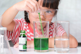 孩子们是学习和做科学实验的教室小女孩玩科学实验为首页学校教育容易和有趣的科学实验为孩子们首页