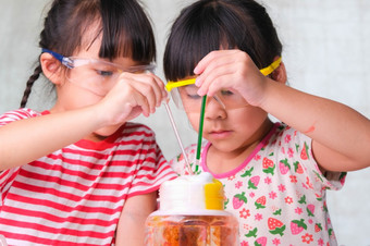 孩子们是学习和做科学实验的教室两个小<strong>姐妹</strong>玩科学实验为首页学校教育容易和有趣的科学实验为孩子们首页