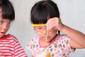 孩子们是学习和做科学实验的教室两个小姐妹玩科学实验为首页学校教育容易和有趣的科学实验为孩子们首页