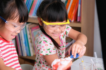 孩子们是学习和做<strong>科学实验</strong>的教室两个小姐妹玩<strong>科学实验</strong>为首页学校教育容易和有趣的<strong>科学实验</strong>为孩子们首页