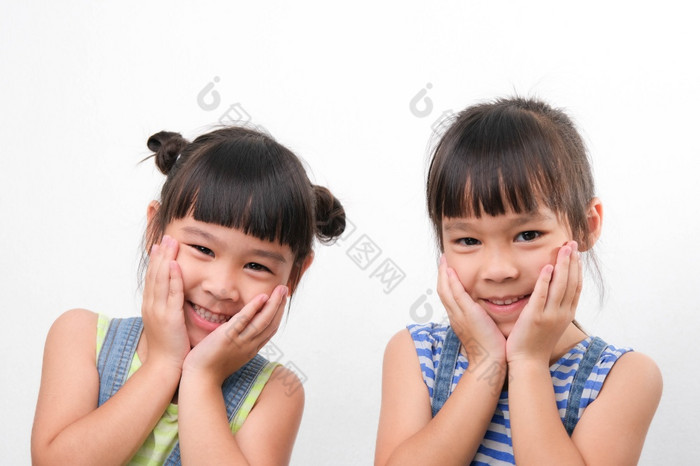 两个小姐妹手势看有吸引力的可爱的健康的快乐的看的相机孤立的白色背景友谊和爱概念