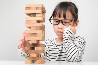 亚洲孩子们玩<strong>木块</strong>表格首页可爱的小女孩有有趣的玩与建筑块<strong>木块</strong>塔建筑游戏玩具为的发展孩子们