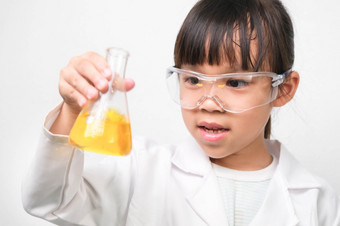 小科学家微笑小女孩学习教室学校实验室持有测试管小女孩玩科学实验为首页学校教育
