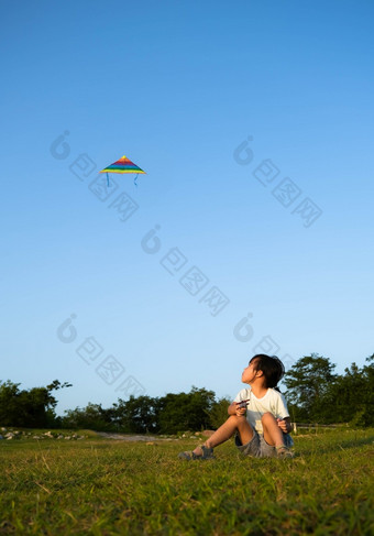 小女孩飞行风筝的场<strong>日</strong>落健康的夏天<strong>活动</strong>为孩子们有趣的时间与<strong>家庭</strong>