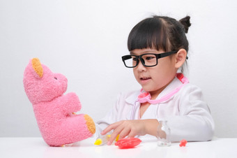 可爱的亚洲小女孩玩医生角色游戏给注射她的生病的泰迪熊朋友自主<strong>学习</strong>孩子们rsquo玩和<strong>学习</strong>