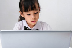 可爱的亚洲小女孩玩老师角色游戏小女商人工作与移动PC的办公室自主学习孩子们rsquo玩和学习
