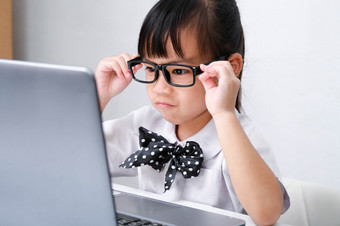 可爱的亚洲小女孩玩老师角色游戏小女商人工作与移动PC的办公室自主学习孩子们rsquo玩和学习