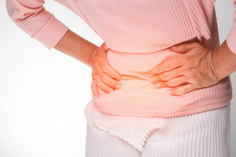女人持有手胃与<strong>月经</strong>疼痛腹部疼痛胃疼痛食物中毒白色背景关闭健康问题