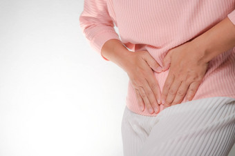 女人持有手胃与月经疼痛<strong>腹部</strong>疼痛胃疼痛食物中毒白色背景关闭健康问题