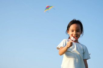 孩子玩与风筝而运行草地的湖<strong>日</strong>落健康的夏天<strong>活动</strong>为孩子们有趣的时间与<strong>家庭</strong>