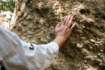 亚洲女<strong>地质</strong>学家研究员触摸岩石手分析表面美王自然公园泰国探索<strong>地质</strong>学家的场