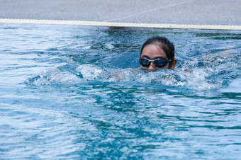 美丽的年轻的亚洲女人快乐和微笑游泳池亚洲女人泳衣游泳的蓝色的清洁水的游泳池为锻炼旅行和夏天假期概念