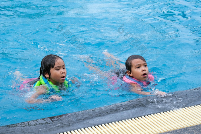 快乐小姐妹玩户外游泳池热带度假胜地在家庭夏天假期孩子们学习游泳健康的夏天活动为孩子们