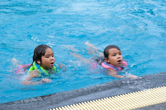 快乐小姐妹玩户外<strong>游泳</strong>池热带度假胜地在家庭夏天假期孩子们<strong>学习游泳</strong>健康的夏天活动为孩子们