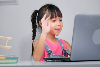 微笑小亚洲女孩研究在线有视频调用遥远的类与老师使用移动PC快乐小女孩波问候与导师而研究在线与移动PC首页在家教育