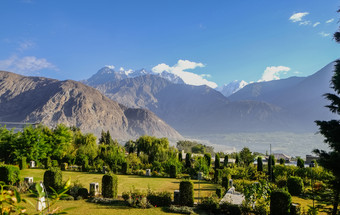 景观视图绿色树叶夏天和喀拉昆仑山脉山范围与早....雾jutial吉尔吉特城市吉尔吉特巴尔蒂斯坦巴基斯坦