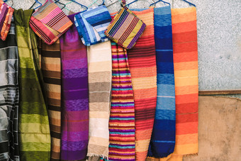 色彩斑斓的传统的摩洛哥围巾和披肩许多条纹模式商店杠杆效应摩洛哥
