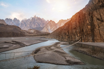 景观视图hussaini挂桥以上hunza河包围山戈贾尔吉尔吉特巴尔蒂斯坦<strong>巴基斯坦</strong>