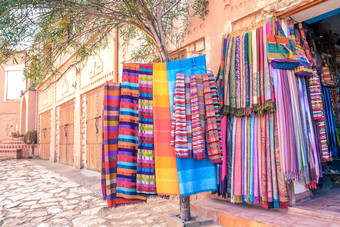 色彩斑斓的传统的摩洛哥围巾和披肩挂树为出售纪念品商店杠杆效应摩洛哥