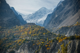 自然景观视图雪封顶山峰的喀拉昆仑山脉范围纳加尔谷秋天季节吉尔吉特巴尔蒂斯坦<strong>巴基斯坦</strong>