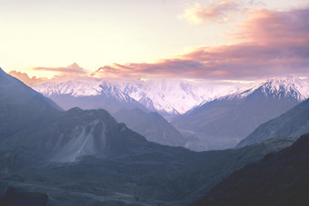 日出在雪封顶喀拉昆仑山脉山范围纳加尔谷吉尔吉特巴尔蒂斯坦北部巴基斯坦