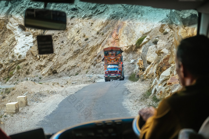 美丽的巴基斯坦当地的装饰卡车运行危险的山路的喀拉昆仑山脉高速公路巴基斯坦视图从挡风玻璃