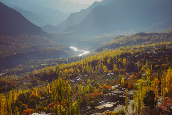 色彩斑斓的树叶秋天季节自然背景森林和河对喀拉昆仑山脉山范围hunza纳加尔谷吉尔吉特巴尔蒂斯坦巴基斯坦