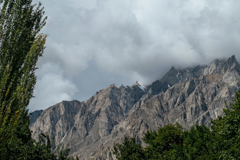 云覆盖雪封顶山山峰喀拉昆仑山脉范围多云的一天hunza谷吉尔吉特巴尔蒂斯坦巴基斯坦