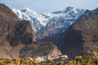 景观视图雪封顶ultar搜救山喀拉昆仑山脉<strong>范</strong>围与古老的波罗的海堡和<strong>树叶</strong>秋天卡里马巴德hunza谷吉尔吉特巴尔蒂斯坦巴基斯坦