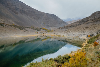 美丽的景观风景反射水喀拉昆仑山脉山范围borith湖秋天季节黄螨戈贾尔hunza谷吉尔吉特巴尔蒂斯坦巴基斯坦