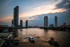 景观视图日落潮phraya河与视图船和现代建筑沿着的河畔曼谷泰国
