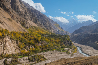 景观视图山和hunza河秋天视图从喀拉昆仑山脉高速公路吉尔吉特巴尔蒂斯坦hunza谷巴基斯坦