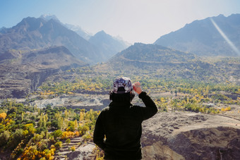 亚洲年轻的旅行者女孩看景观多山的风景美丽的谷喀拉昆仑山脉山范围吉尔吉特巴尔蒂斯坦秋天季节北部<strong>巴基斯坦</strong>