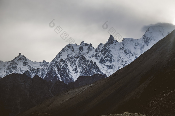 美丽的景观风景日落优先偿还的黄昏雪封顶山丘山山峰喀拉昆仑山脉范围与雾和云戈贾尔hunza吉尔吉特巴尔蒂斯坦巴基斯坦