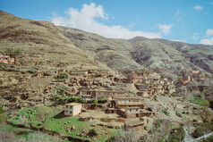 小村与老平泥阳台屋顶建筑的农村区域阿特拉斯山范围摩洛哥