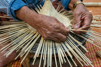 手老工匠工匠上了年纪的工作编织藤和竹子使古老的手工制作的手工艺柳条传统的泰国木他