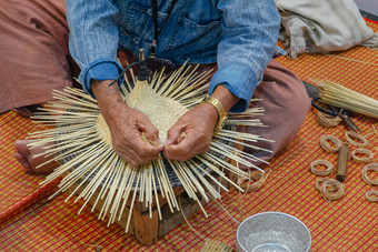 <strong>手工</strong>制作的<strong>手工</strong>艺<strong>柳条</strong>藤和竹子传统的泰国木他编织过程工匠工匠上了年纪的