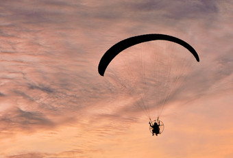 Paramotor飞行的天空日落背景