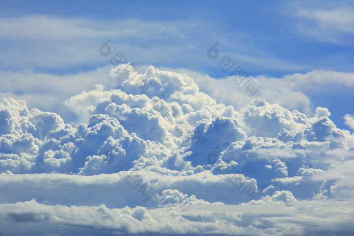 关闭白色云蓝色的天空背景