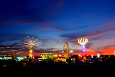 娱乐公园美丽的晚上灯泰国