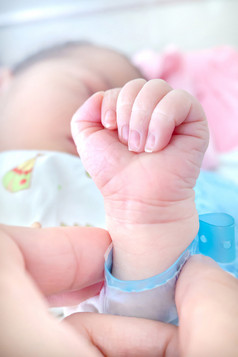 新生儿婴儿触碰手特写镜头家庭手持有每一个其他与爱