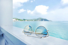 太阳镜配件为旅行的海海滩